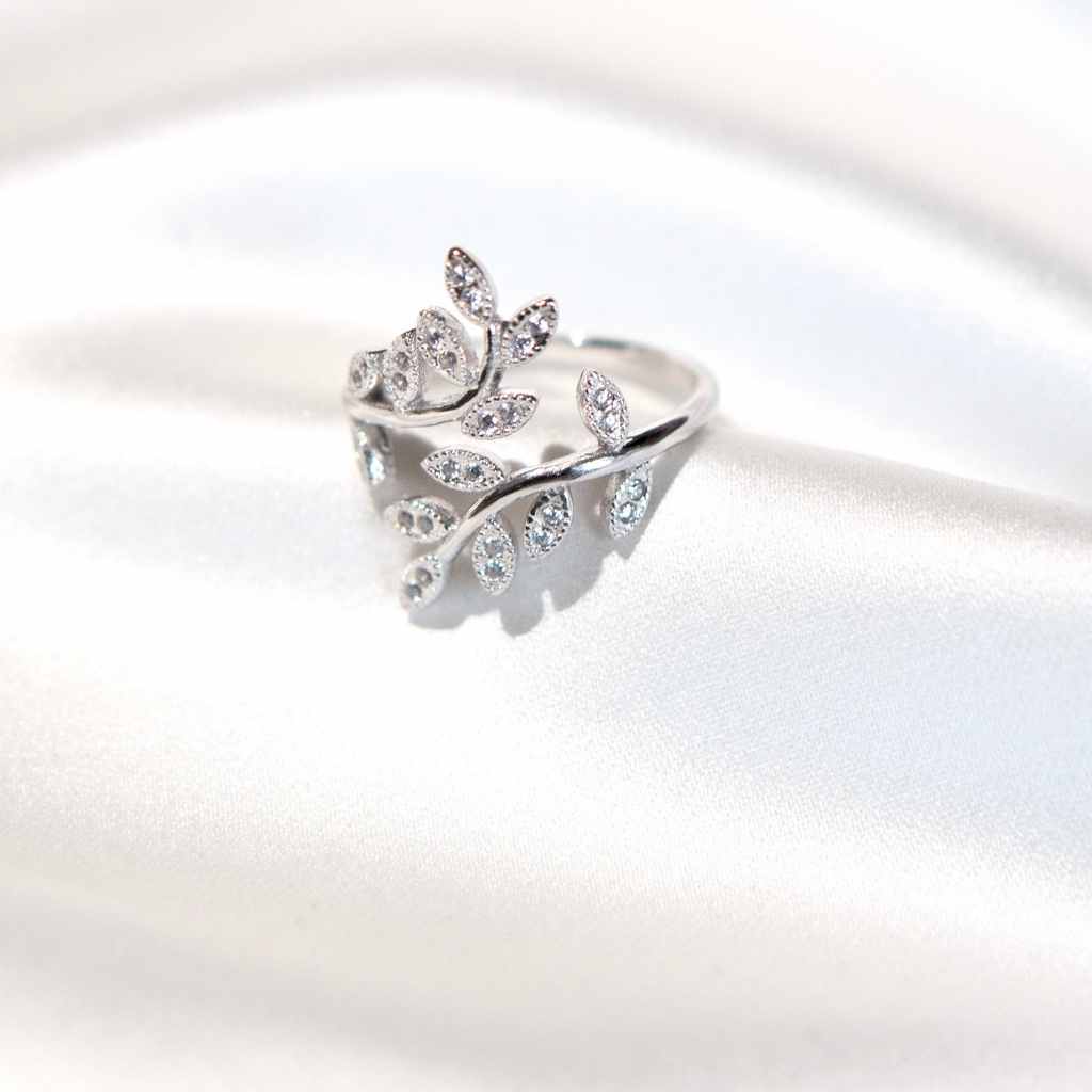 Sparkling ring each leaf is encrusted with sparkling CZ stones.