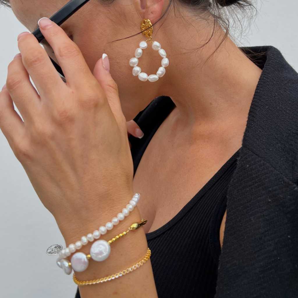 Freshwater pearl gold bangle .